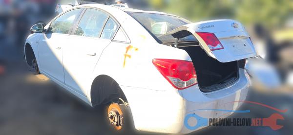 Polovni Delovi Za Chevrolet Cruze J 300 2.0vcdi Kompletan Auto U Delovima